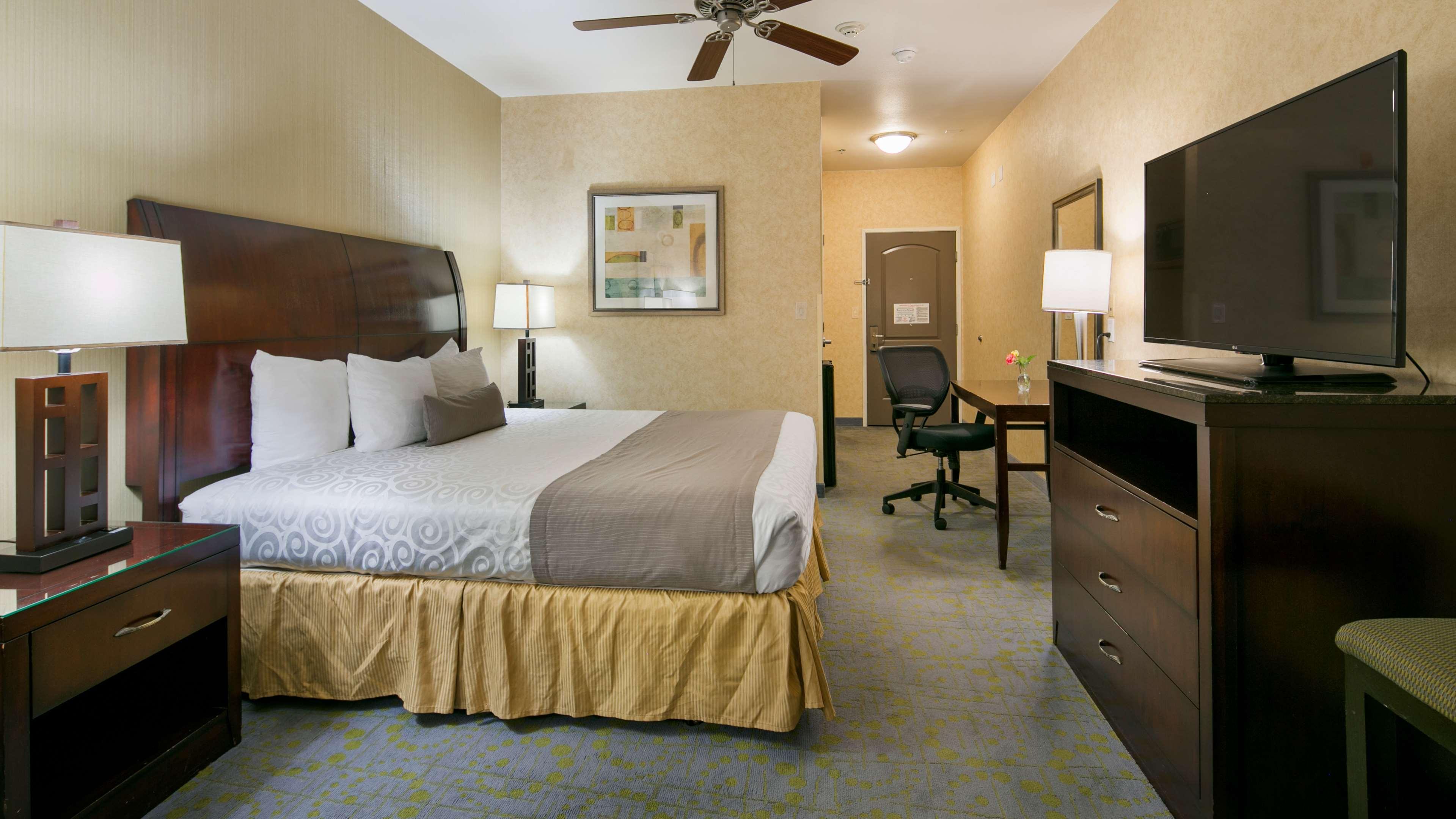 Best Western Plus Wasco Inn & Suites Экстерьер фото