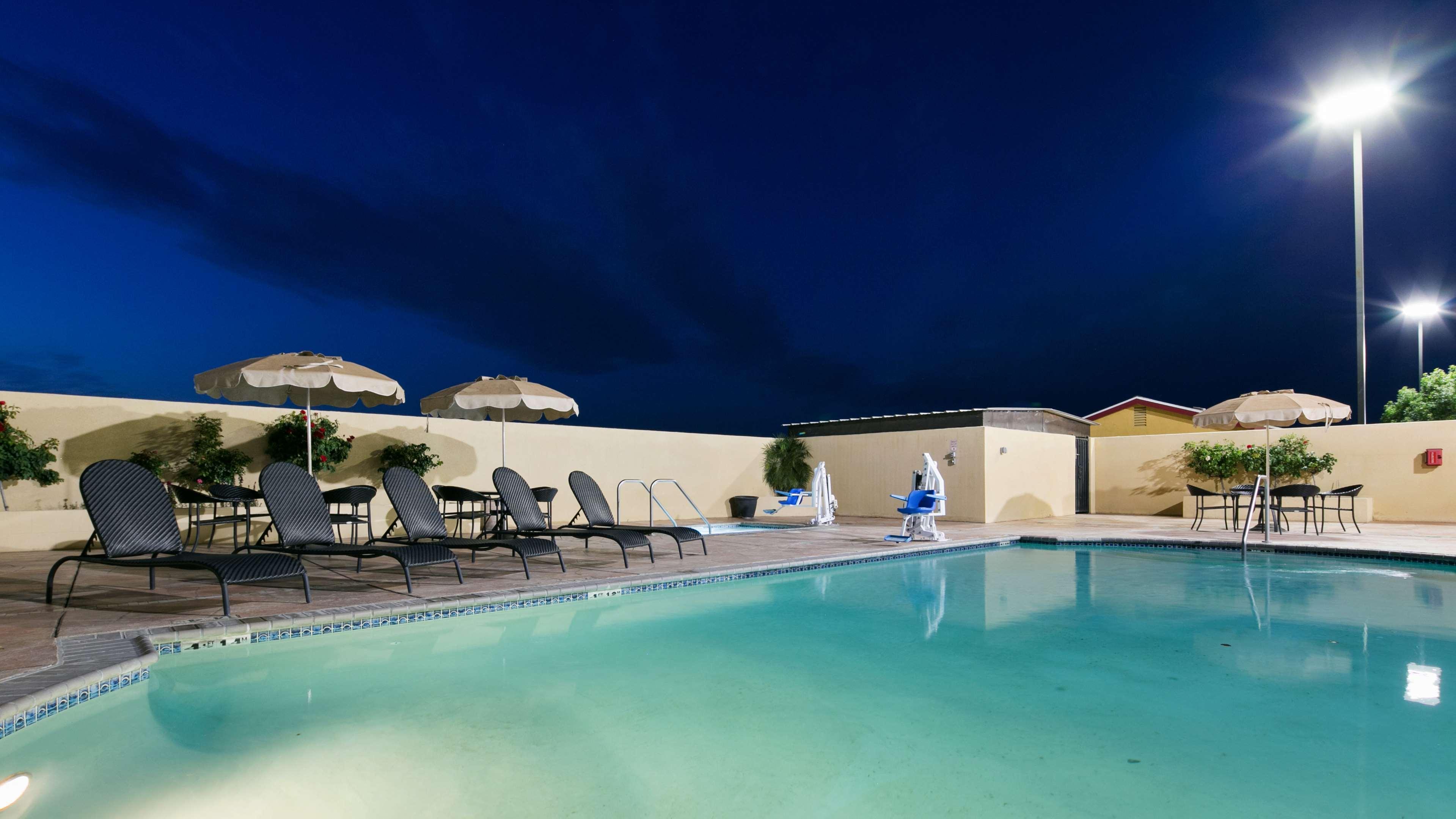 Best Western Plus Wasco Inn & Suites Экстерьер фото