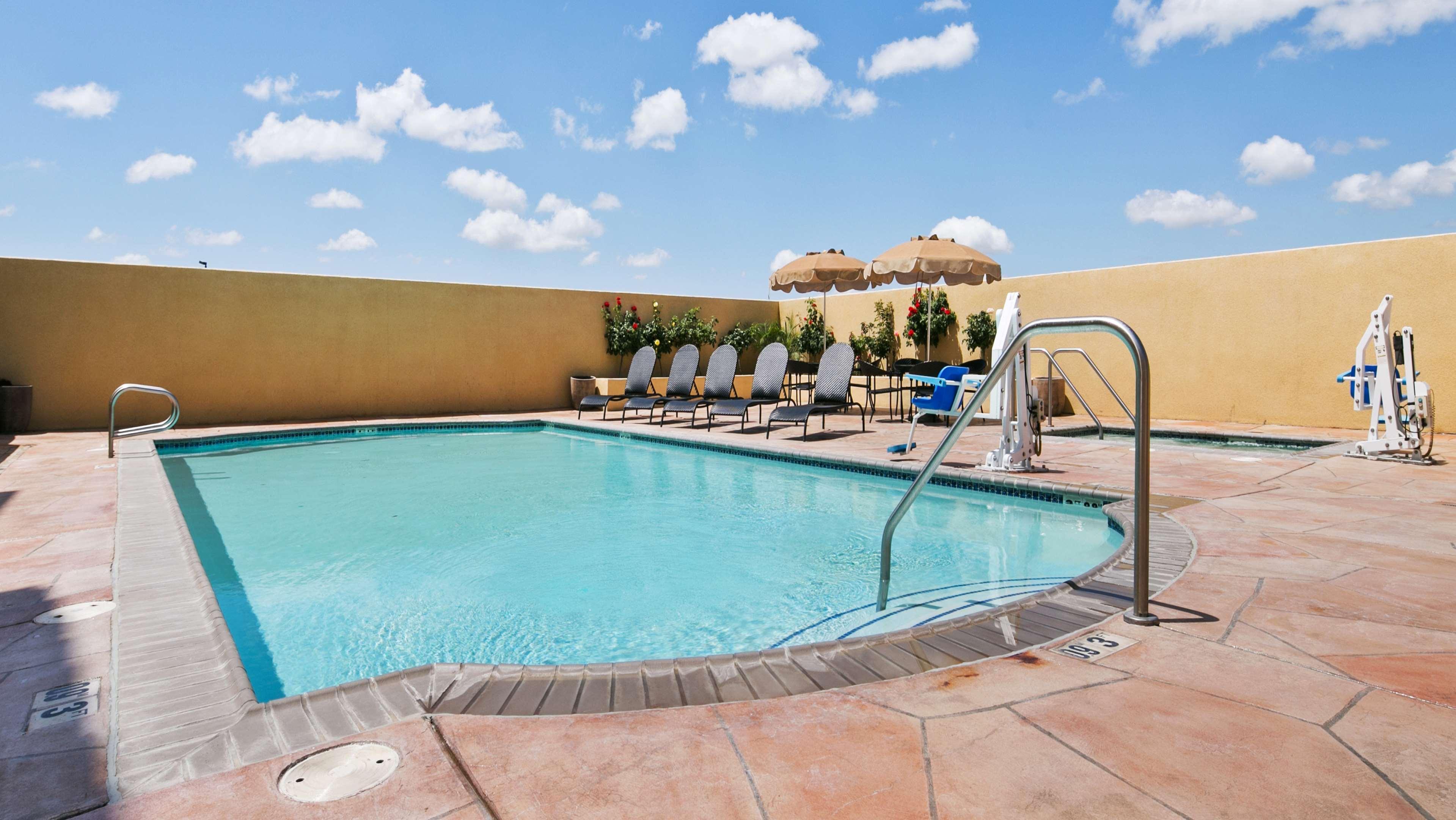 Best Western Plus Wasco Inn & Suites Экстерьер фото