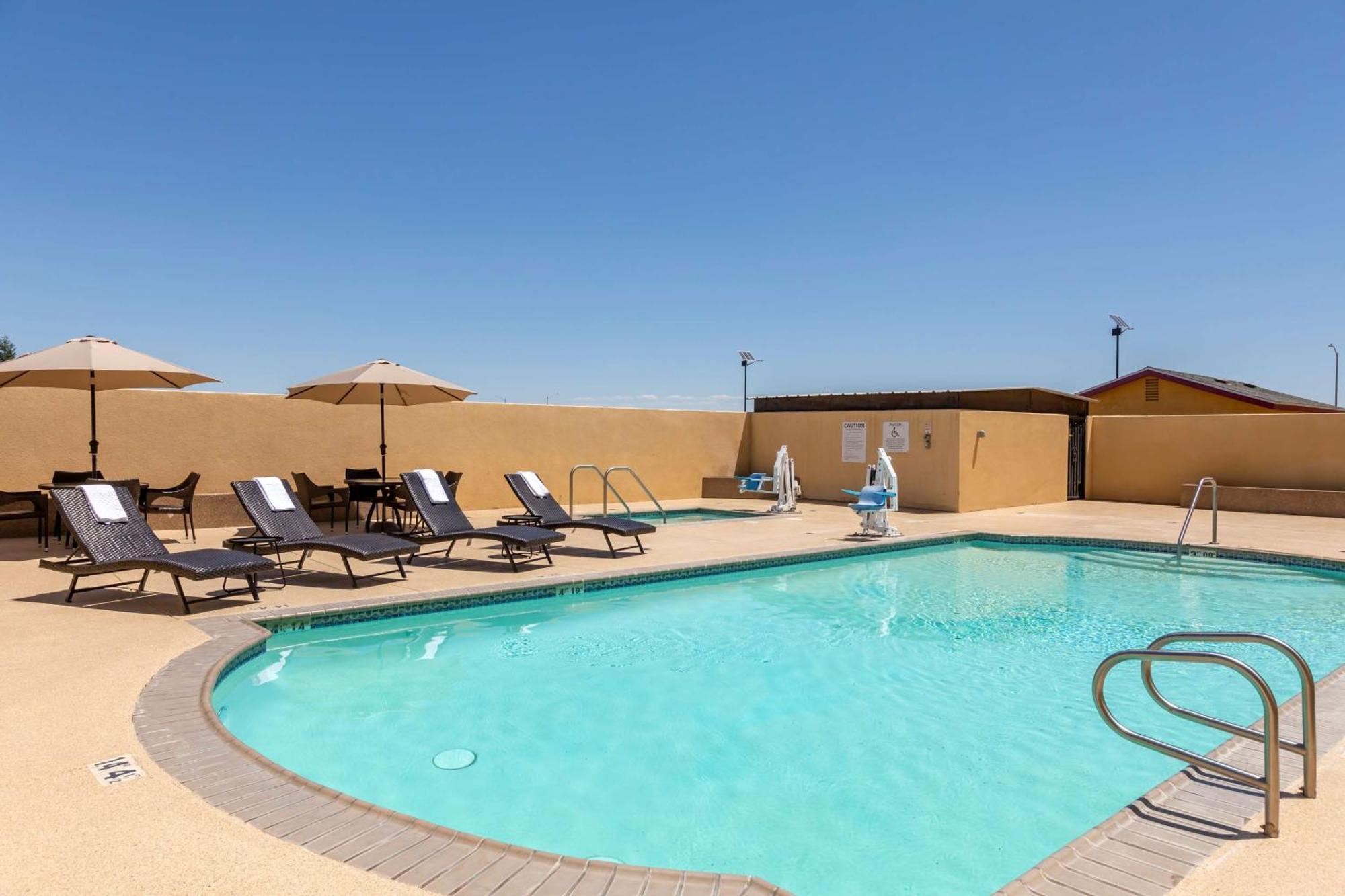 Best Western Plus Wasco Inn & Suites Экстерьер фото
